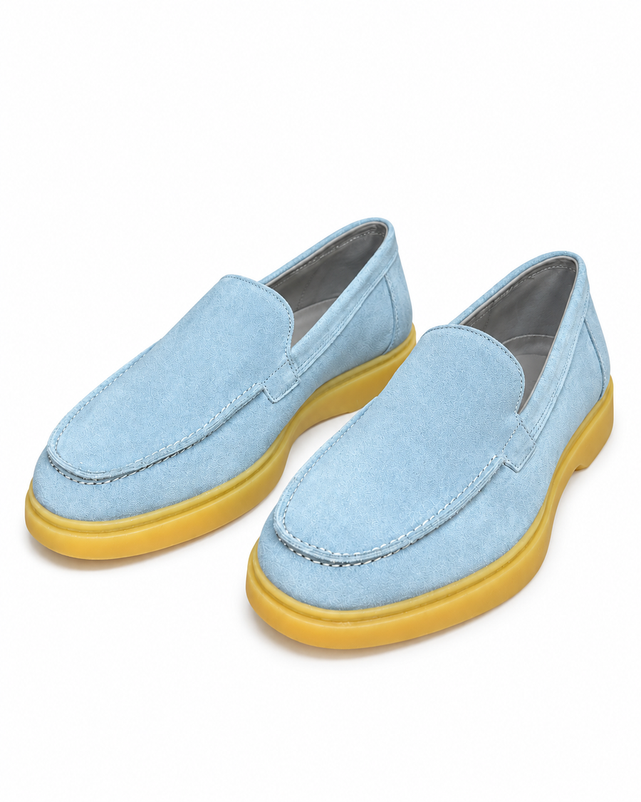 Loafers lichtblauw – packshot op witte achtergrond