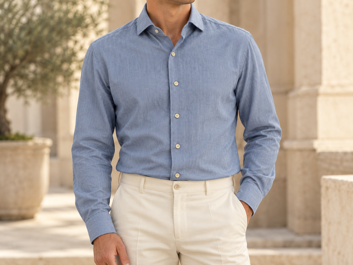 Sfeerbeeld van een lichtblauw overhemd, gestyled met een lichte broek